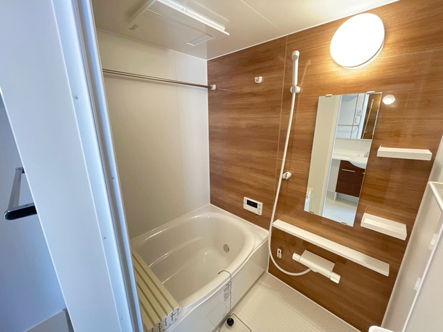 バス・シャワールーム　浴室換気乾燥機付きの浴槽です。