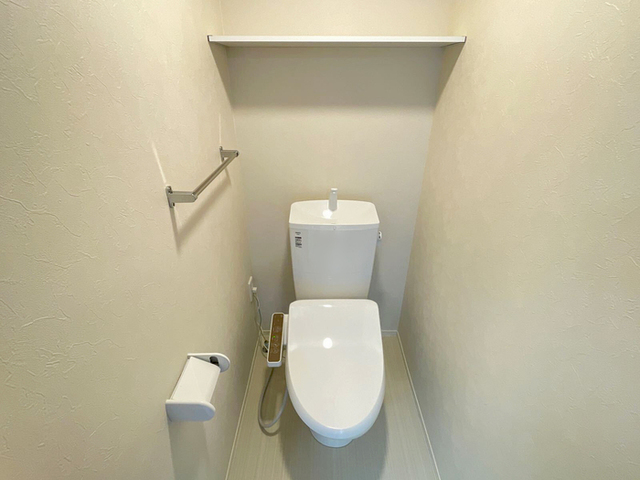 トイレ　温水洗浄便座付きトイレです。