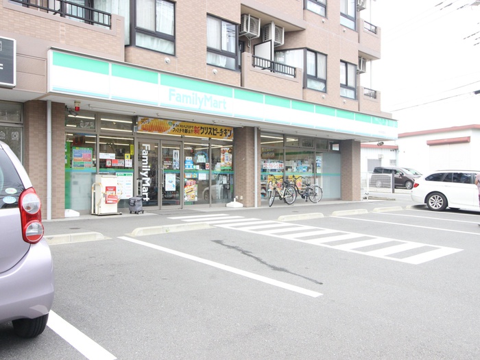 コンビニ　ファミリーマート（コンビニ）まで200m