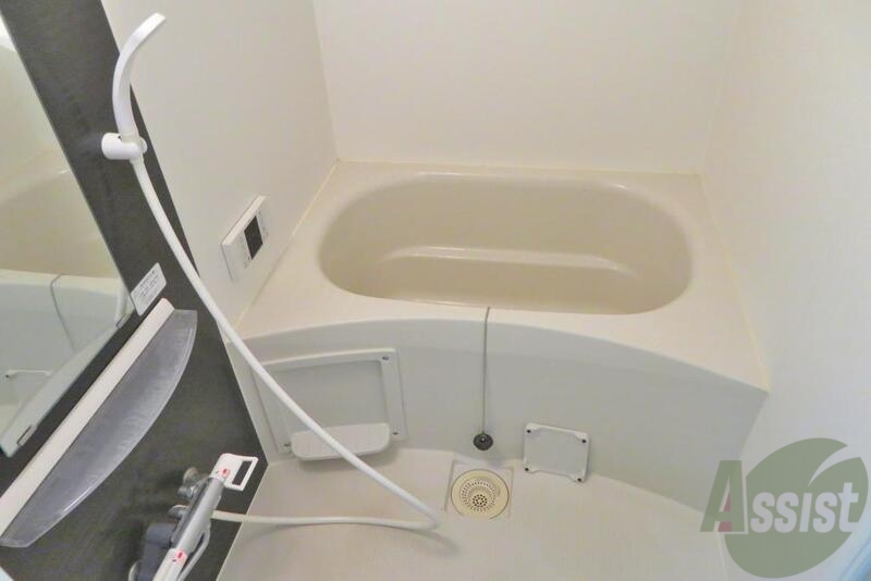 バス・シャワールーム　足が伸ばせるバスタブでのんびりできますね。