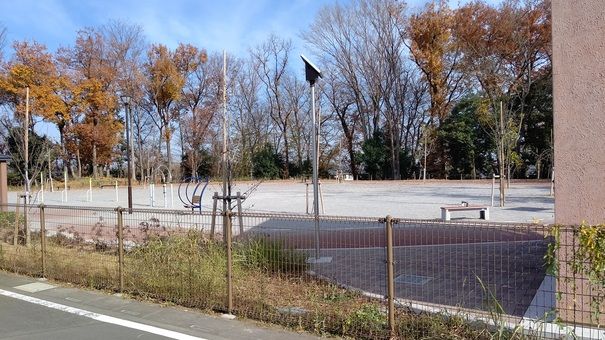 その他　物件道路向かいに公園があります