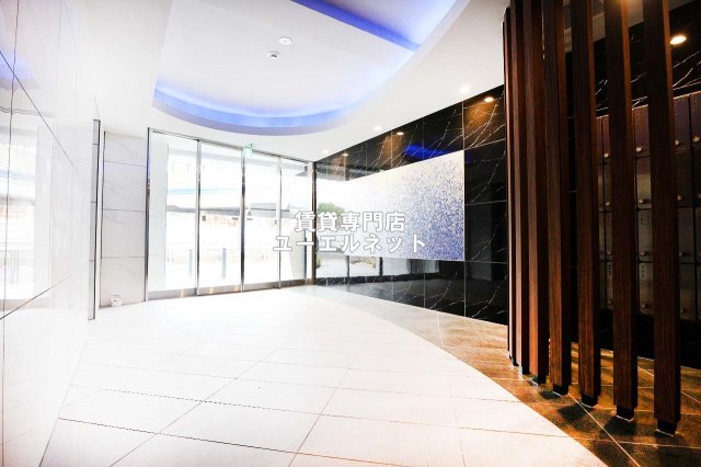 エントランス　毎日通る場所だからこそ、洗練された空間に