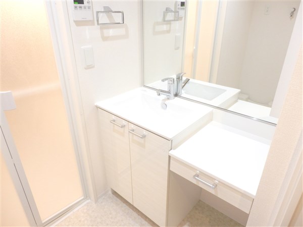 洗面設備　機能的で鏡も大きめのシャンプードレッサー