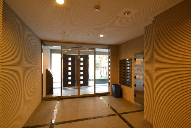エントランス　高級感のあるエントランス。宅配ロッカーあります