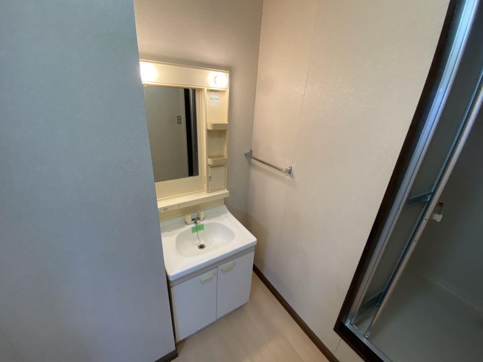 洗面設備　和室に収納あります