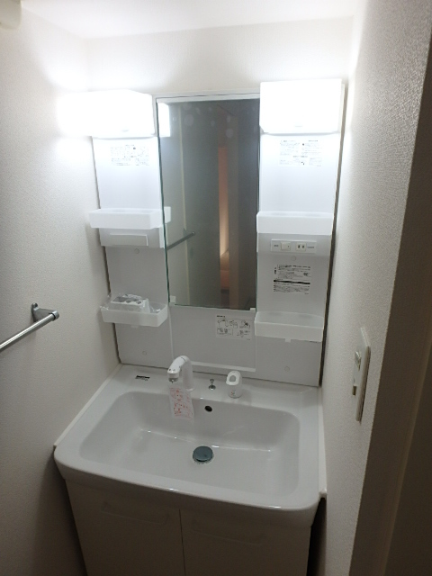 洗面設備　大きな洗面ボウルで朝の身支度もはかどりますね。