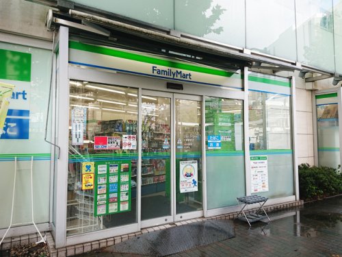 コンビニ　ファミリーマート 大塚駅前店（コンビニ）まで104m