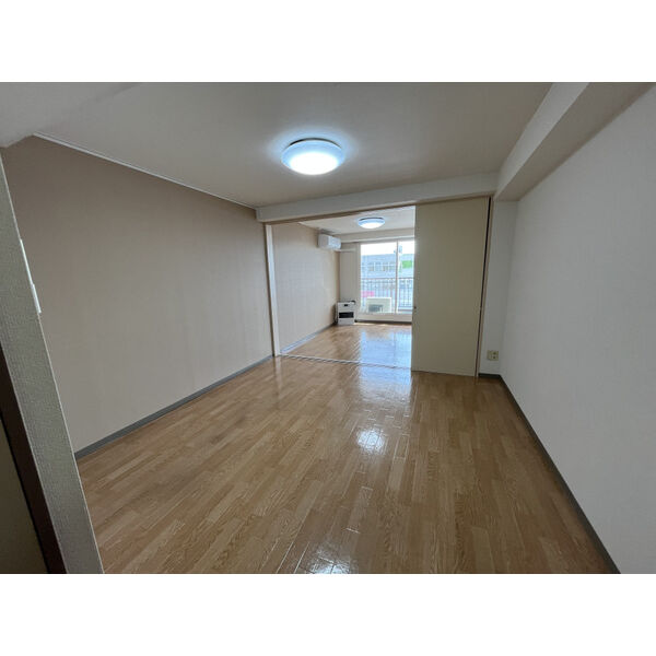 居室・リビング　こちらの居間で趣味の時間をお楽しみください