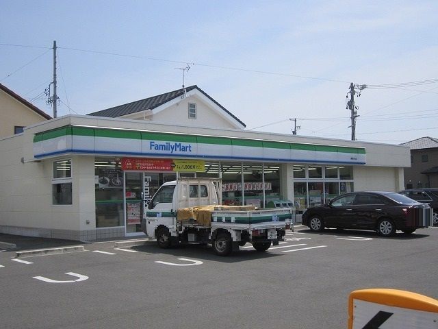 コンビニ　ファミリーマート（コンビニ）まで500m