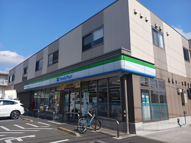 コンビニ　ファミリーマート（コンビニ）まで331m
