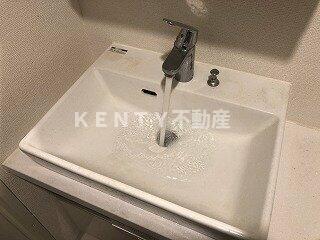 洗面設備　ゆったりとスペースのある洗面所