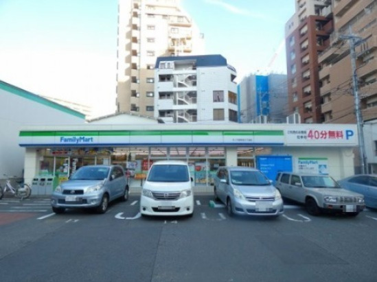 コンビニ　ファミリーマート（コンビニ）まで184m