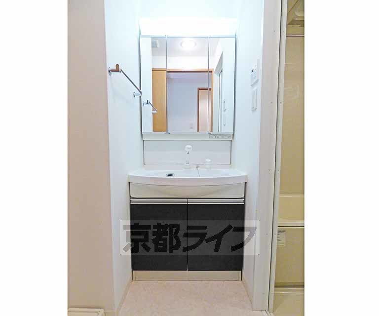 洗面設備　綺麗な洗面台です。