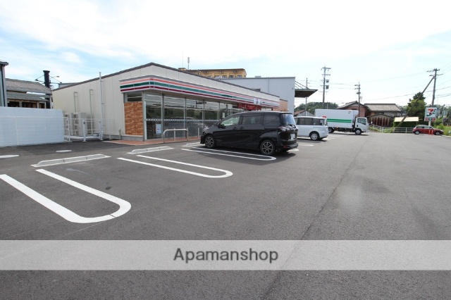 コンビニ　セブンイレブン（コンビニ）まで296m