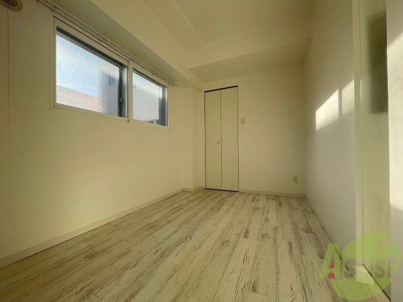 その他部屋・スペース　寝室はこちらです。光が差し込む、温かみのあるお部屋です。