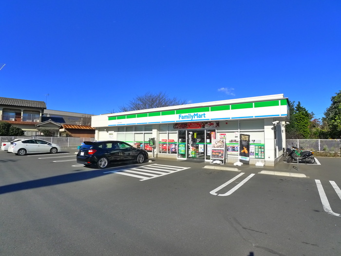 コンビニ　ファミリーマート（コンビニ）まで709m