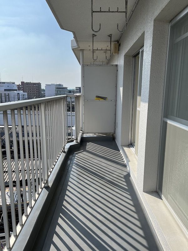 バルコニー　手すりが格子になっていて、採光、通風よしです♪