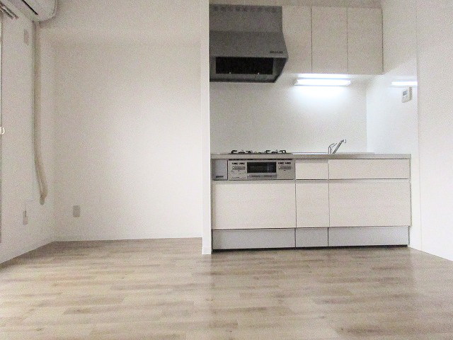 キッチン　３口ガスコンロ付。下部はスライド収納で取り出し易い。