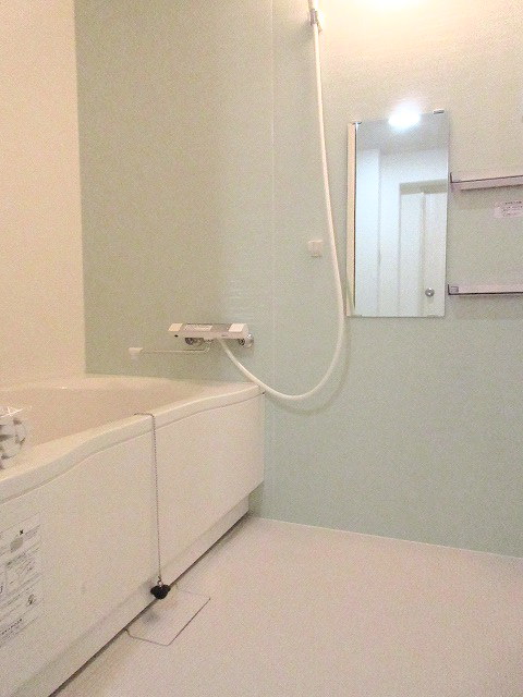 バス・シャワールーム　ゆったりと入れる浴室。