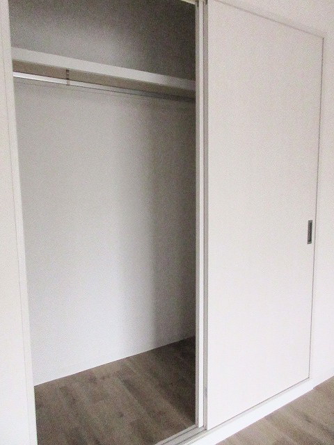 収納　洋室２のクローゼット☆ハンガーパイプ付、上部の棚も使えます