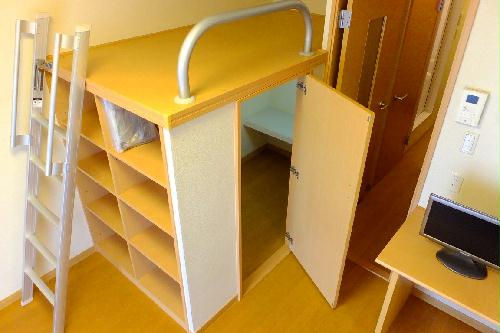 収納　ベット下段はウォークインクローゼット