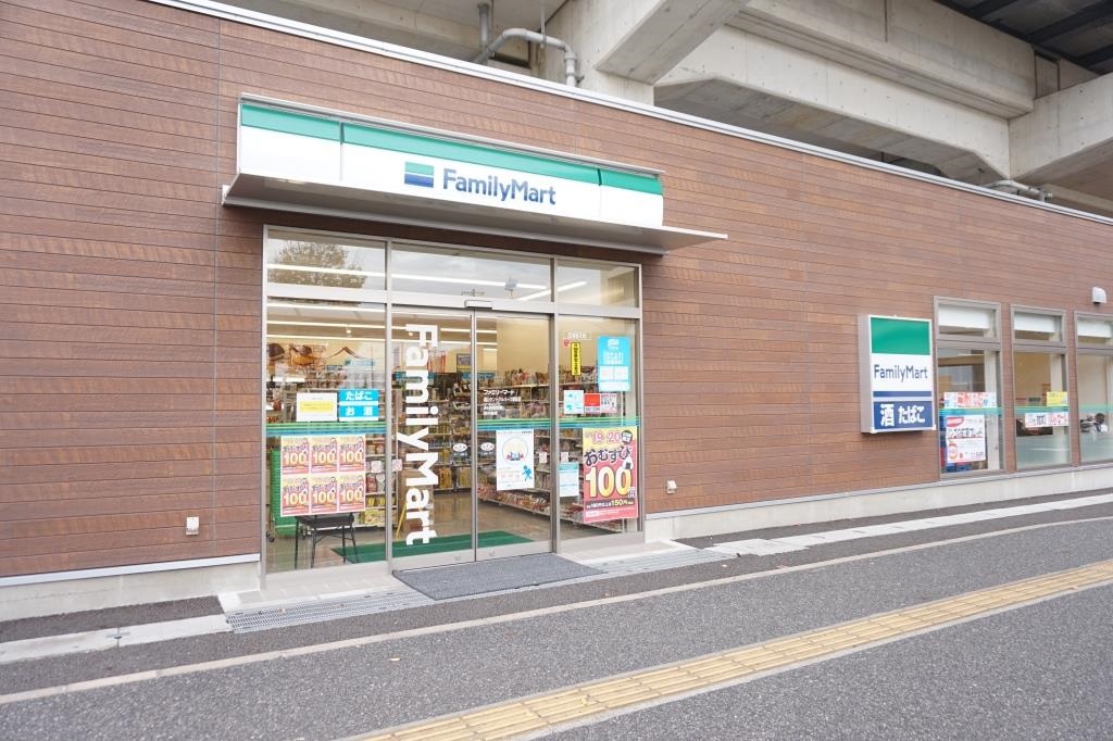 コンビニ　ファミリーマート 流山セントラルパーク駅前店（コンビニ）まで156m