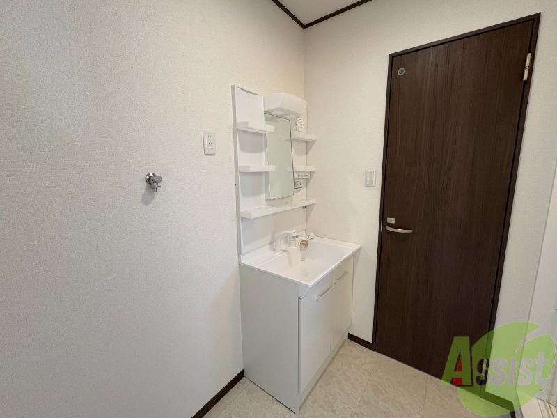 洗面設備　独立洗面台が付いてるので日々の身支度もできますね。