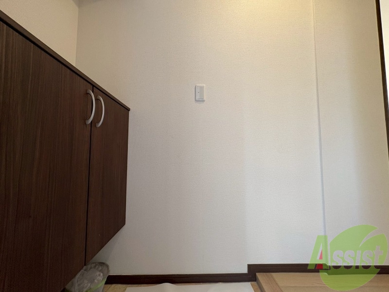 玄関　玄関になります。靴を脱ぐスペースが広いです。