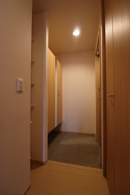 玄関　玄関には鏡付きトールタイプシューズＢＯＸ