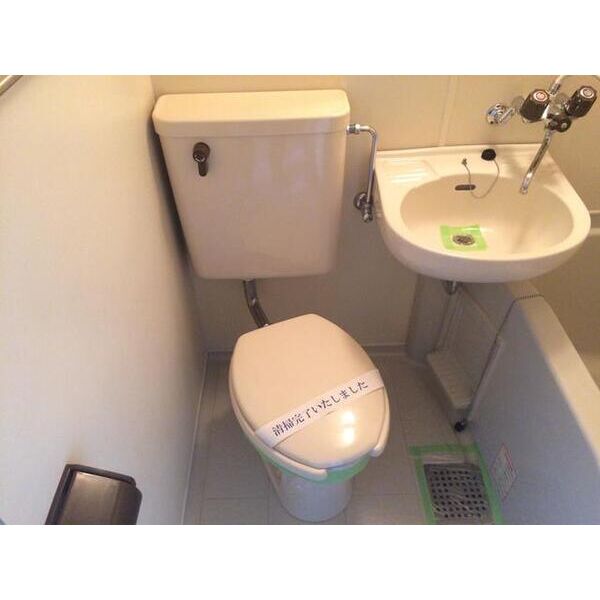 トイレ　玄関入口