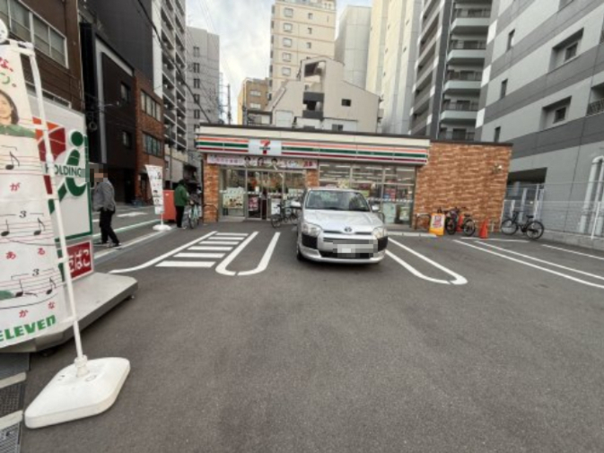 コンビニ　セブン-イレブン 大阪江戸堀北通店（コンビニ）まで52m