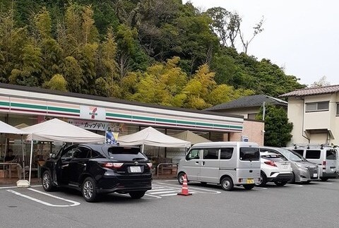 コンビニ　セブンイレブン鎌倉城廻東店（コンビニ）まで831m