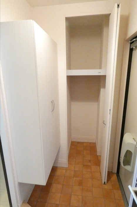 玄関　玄関　シューズボックスと物入があります