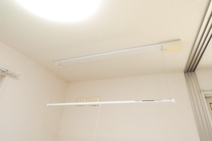その他　洋室に室内物干しございます