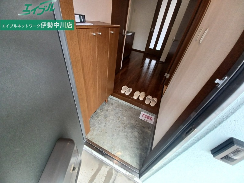 玄関　別部屋反転写真です