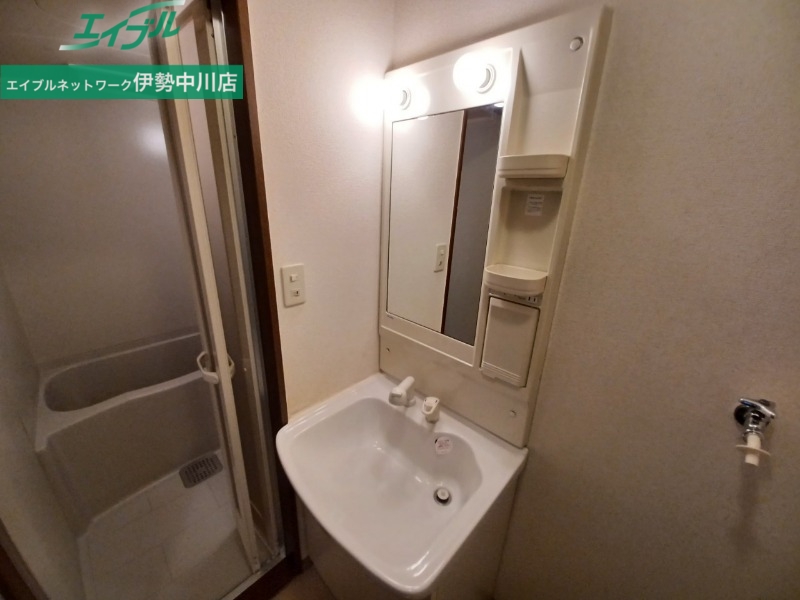 洗面設備　別部屋反転写真です