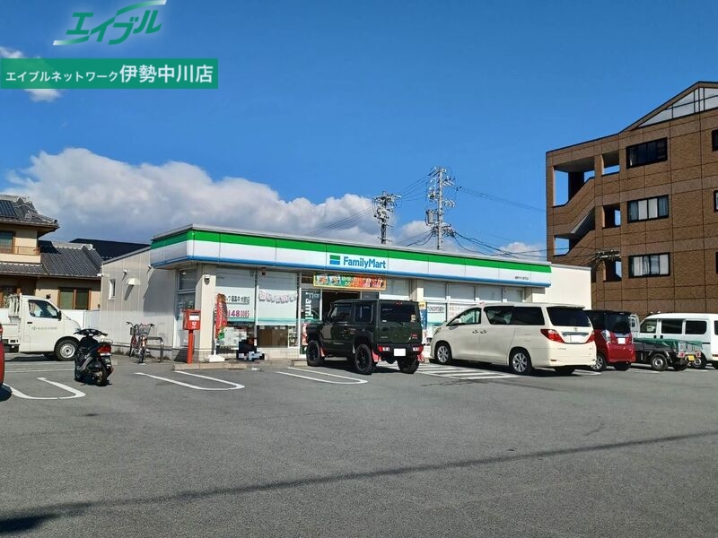 コンビニ　ファミリーマート嬉野中川新町店（コンビニ）まで63m