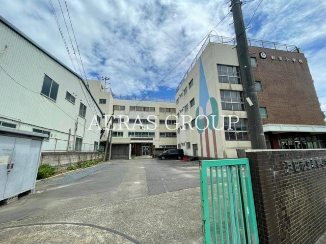 小学校　戸田市立新曽小学校（小学校）まで689m