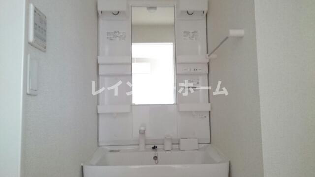 洗面設備　明るい洗面所です