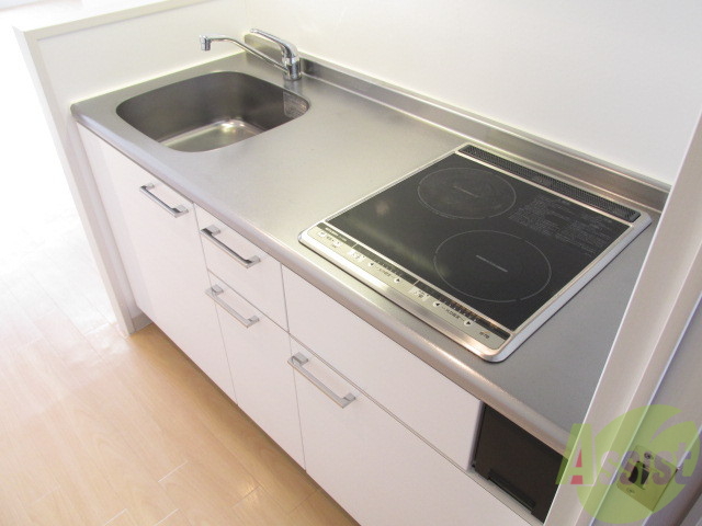 キッチン　２口ＩＨコンロ付きのシステムキッチンです。一人暮らしなら十分