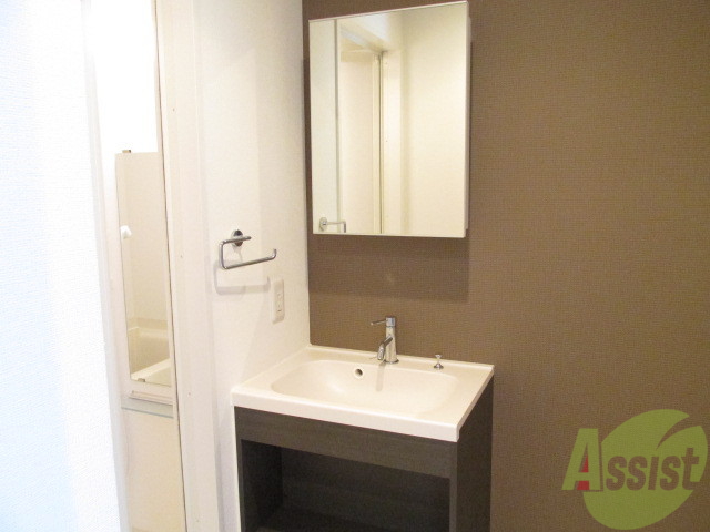 洗面設備　家具のような洗面台です。収納力、使い勝手これも