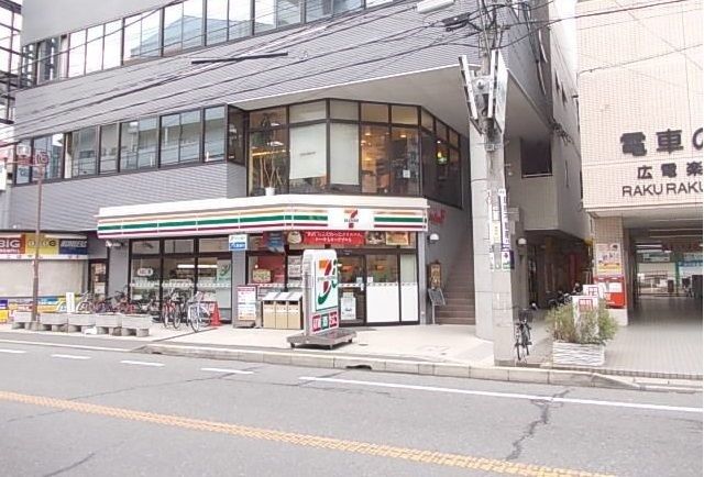 コンビニ　セブンイレブン（コンビニ）まで830m