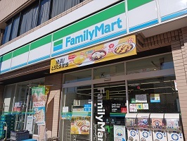 コンビニ　ファミリーマート（コンビニ）まで90m