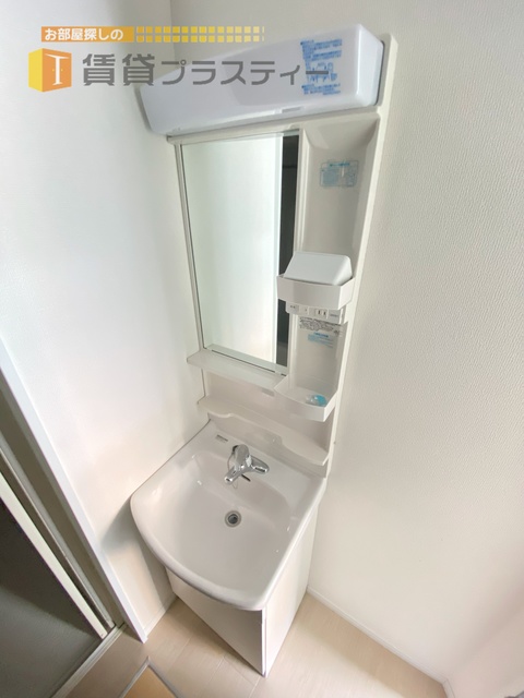 洗面設備　忙しい朝も安心の独立洗面台です。