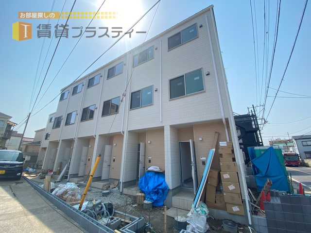 建物外観　バス停まで徒歩１分の好立地です。