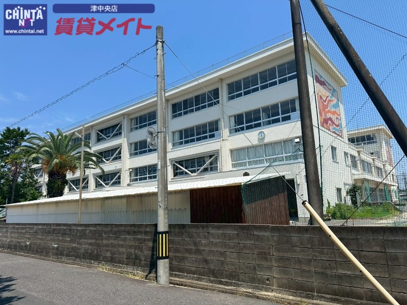 中学校　津市立西橋内中学校（中学校）まで462m