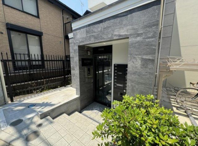 エントランス　落ち着いたエントランスです