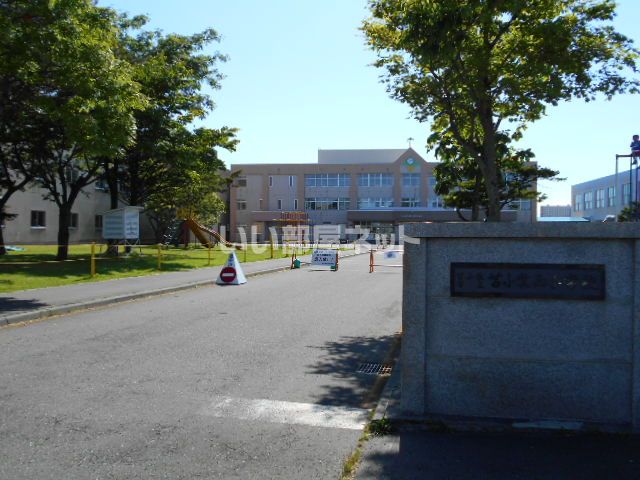 小学校　苫小牧市立苫小牧西小学校（小学校）まで109m