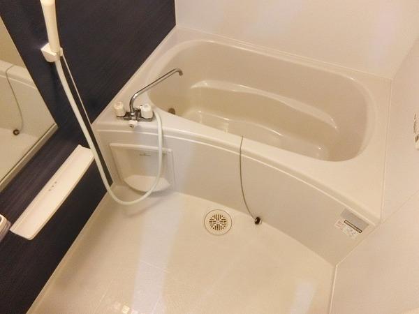 バス・シャワールーム　浴室乾燥機、追い焚き機能付きバス！