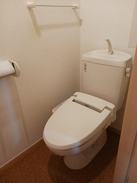 トイレ　温水洗浄便座です。